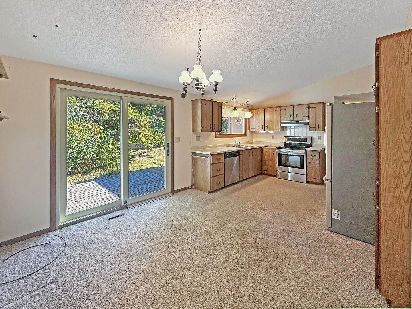 657 North Greenfield Drive, Freeport, IL 61032