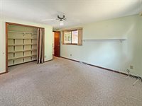 657 North Greenfield Drive, Freeport, IL 61032