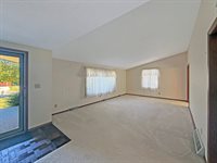 657 North Greenfield Drive, Freeport, IL 61032