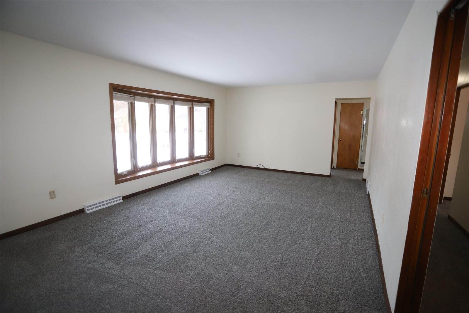 604 10th ST NE, Minot, ND 58703