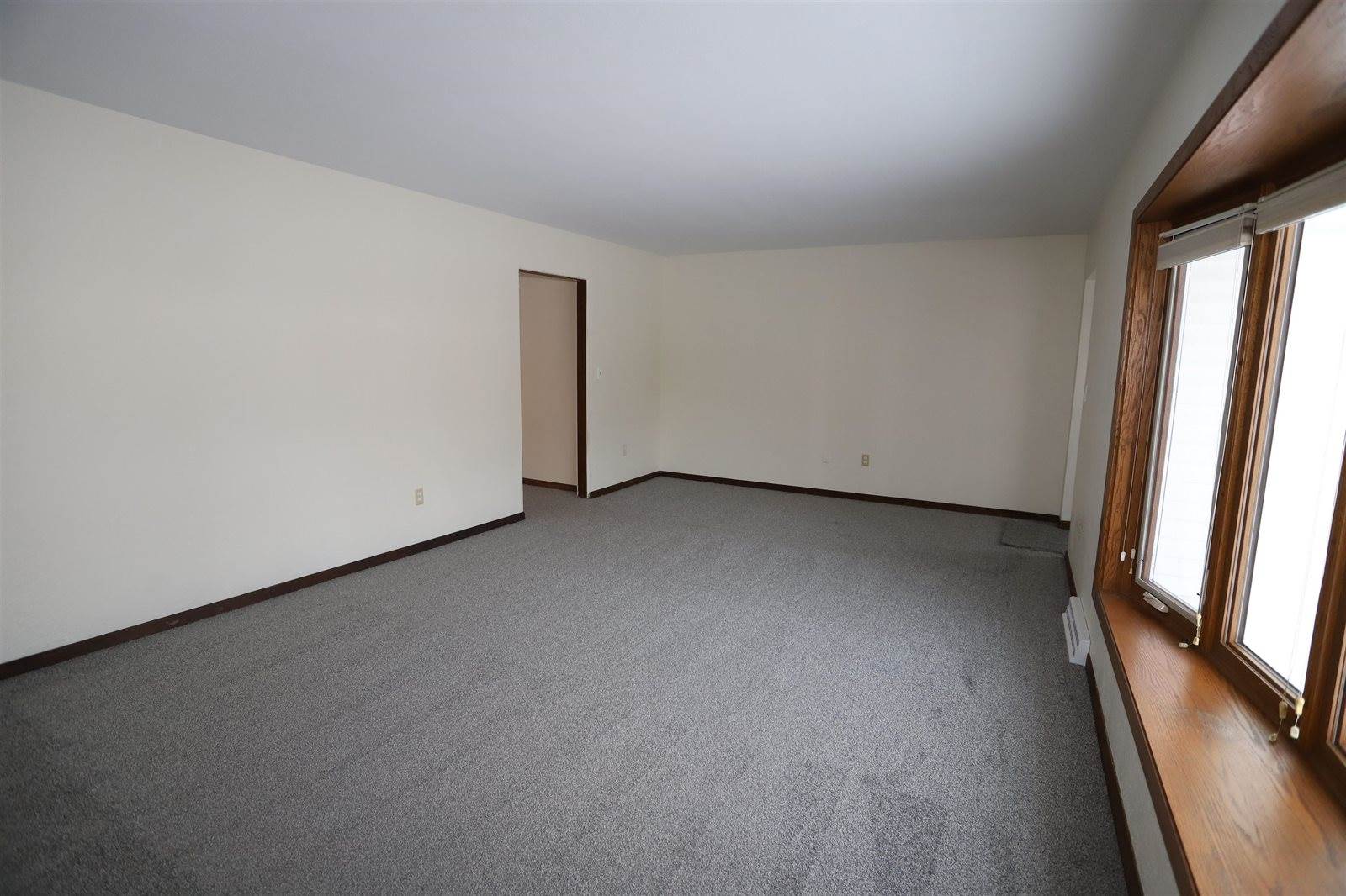 604 10th ST NE, Minot, ND 58703