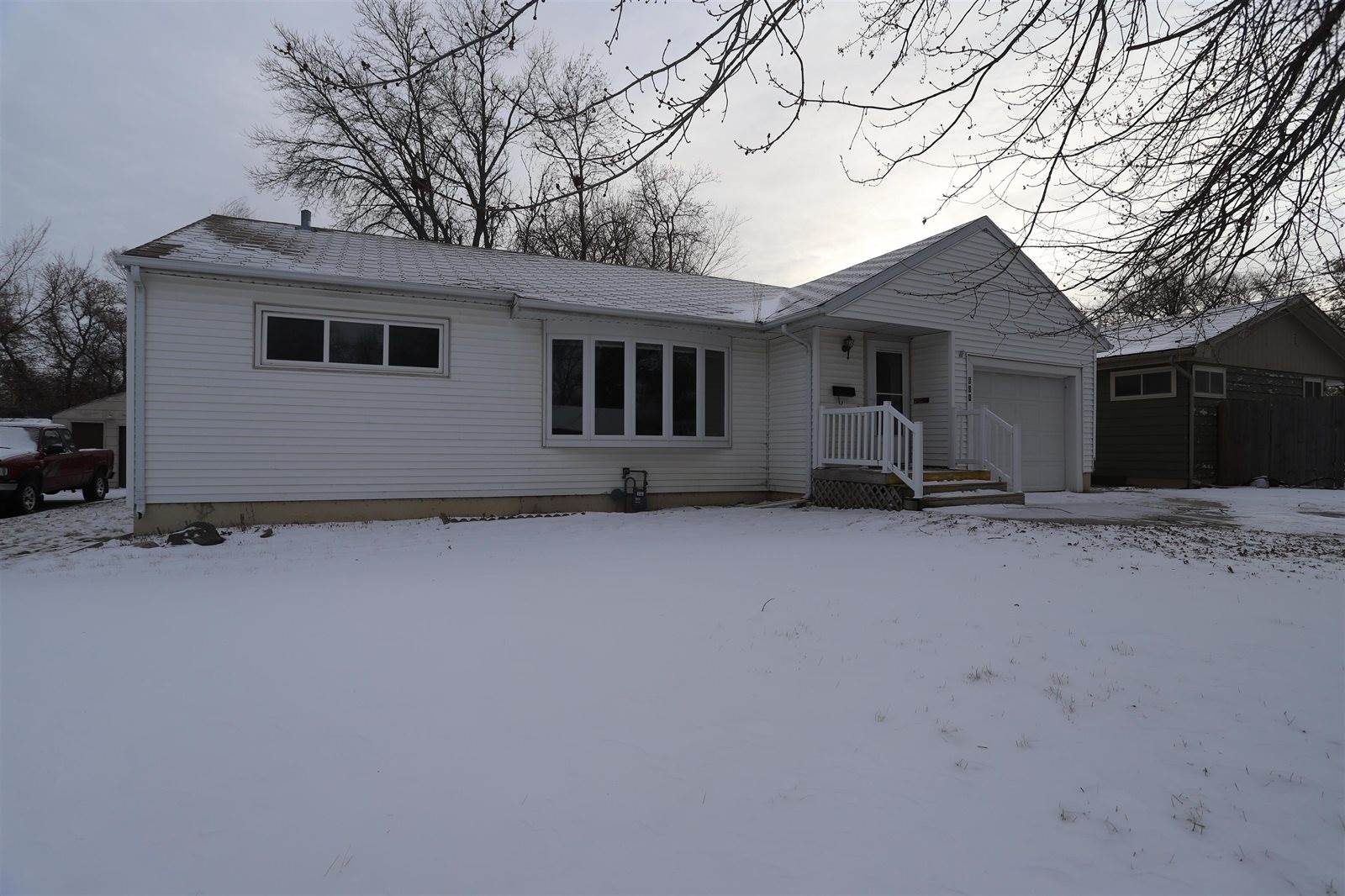 604 10th ST NE, Minot, ND 58703