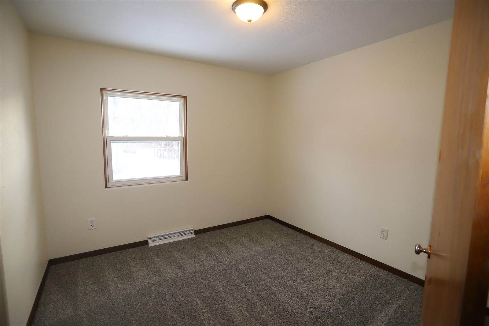 604 10th ST NE, Minot, ND 58703