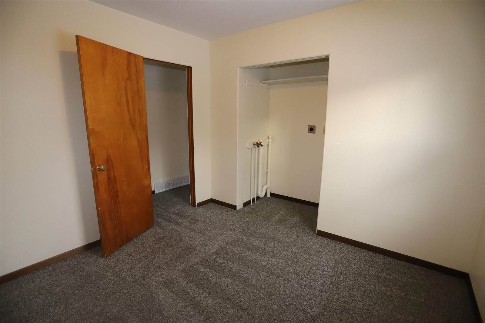 604 10th ST NE, Minot, ND 58703