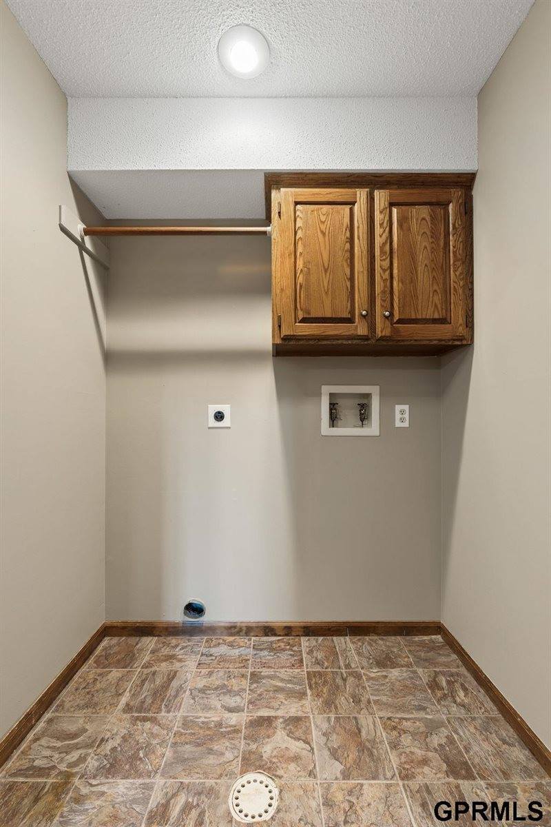 11024 North 61St Street, Omaha, NE 68152