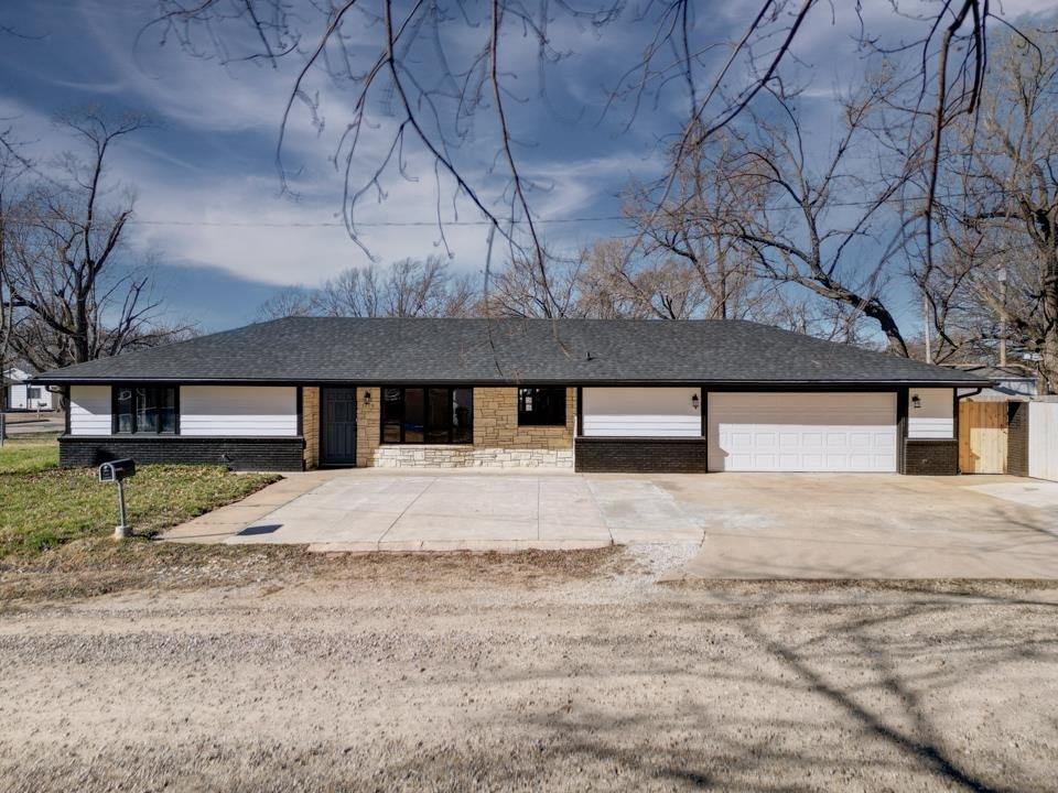 1719 Maris St, Winfield, KS 67156