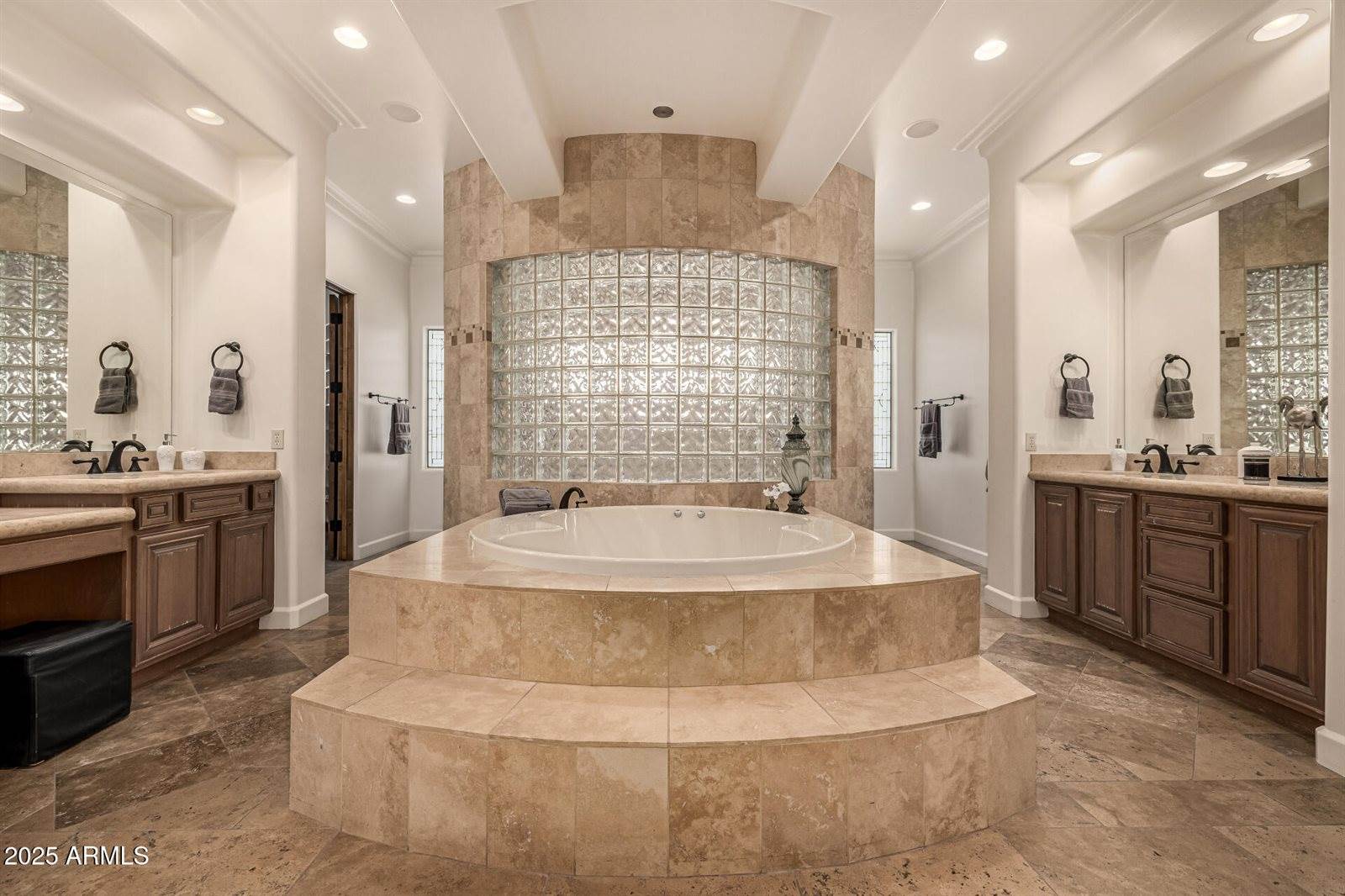 20 East Oakwood Hills Drive, Chandler, AZ 85248