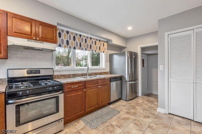 153 Stirling Rd, Watchung Boro, NJ 07069