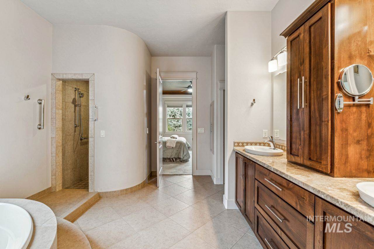 2254 East Trail Blazer Dr, Meridian, ID 83646