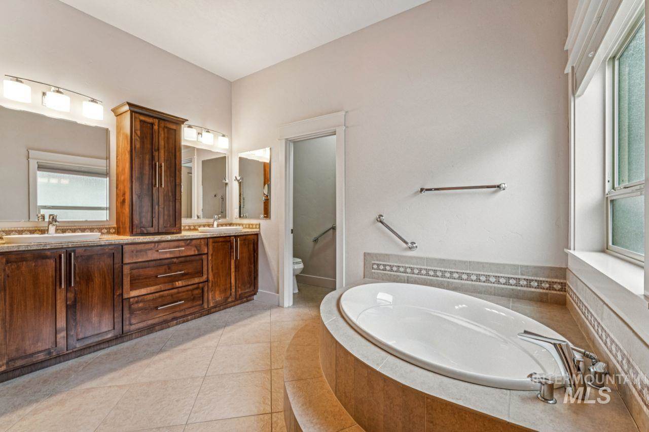 2254 East Trail Blazer Dr, Meridian, ID 83646