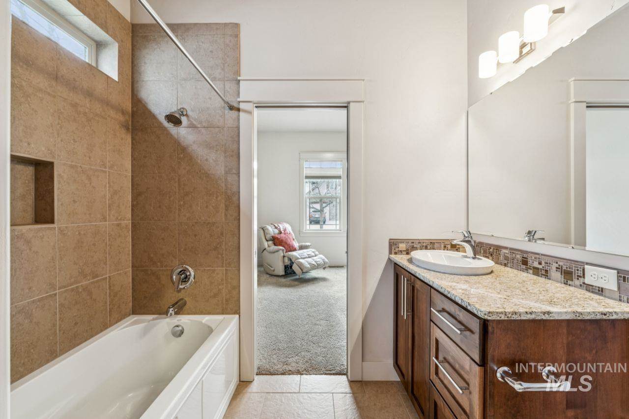 2254 East Trail Blazer Dr, Meridian, ID 83646