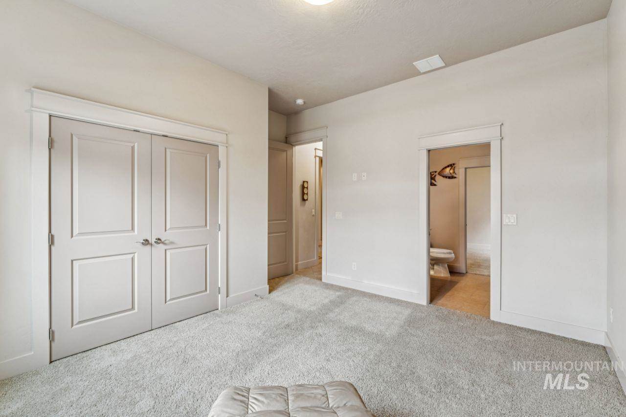 2254 East Trail Blazer Dr, Meridian, ID 83646