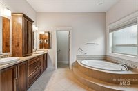 2254 East Trail Blazer Dr, Meridian, ID 83646