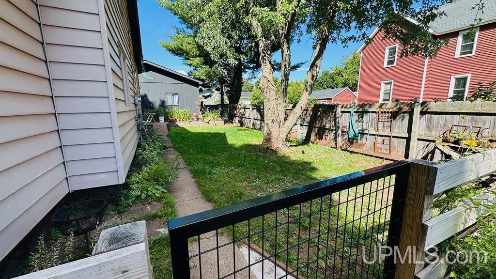 141 Vine Street, Ishpeming, MI 49849