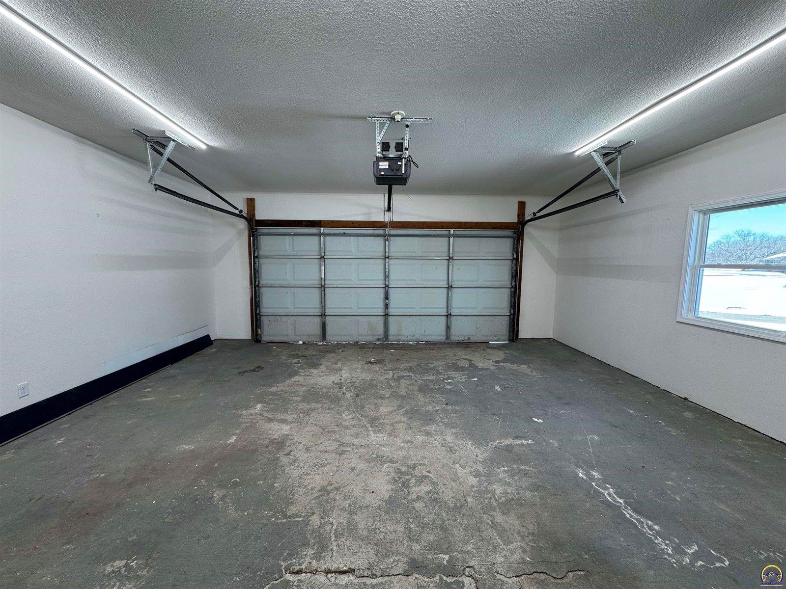 7879 Seneca Lake RD, Ozawkie, KS 66070