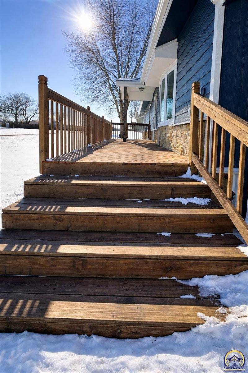 7879 Seneca Lake RD, Ozawkie, KS 66070