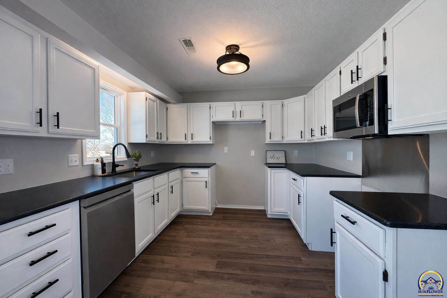 7879 Seneca Lake RD, Ozawkie, KS 66070