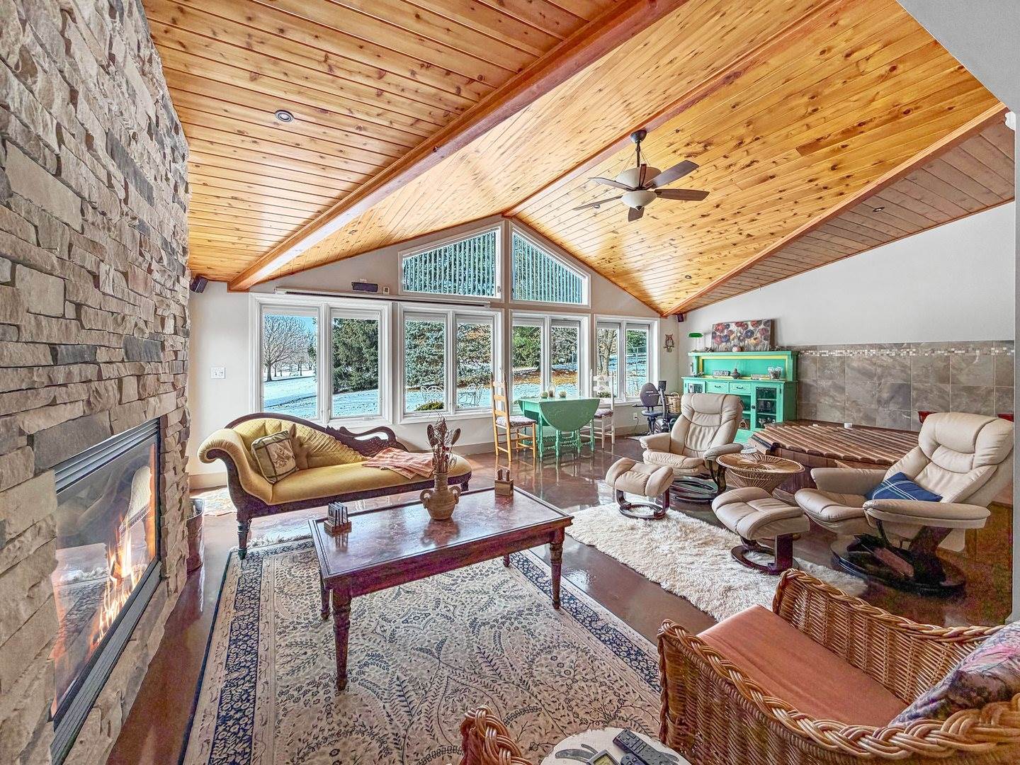 210 Park Crest Drive, Freeport, IL 61032