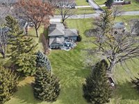 210 Park Crest Drive, Freeport, IL 61032