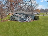 210 Park Crest Drive, Freeport, IL 61032