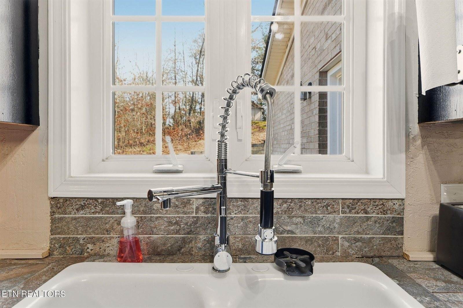 109 Oakview Drive, Kingston, TN 37763