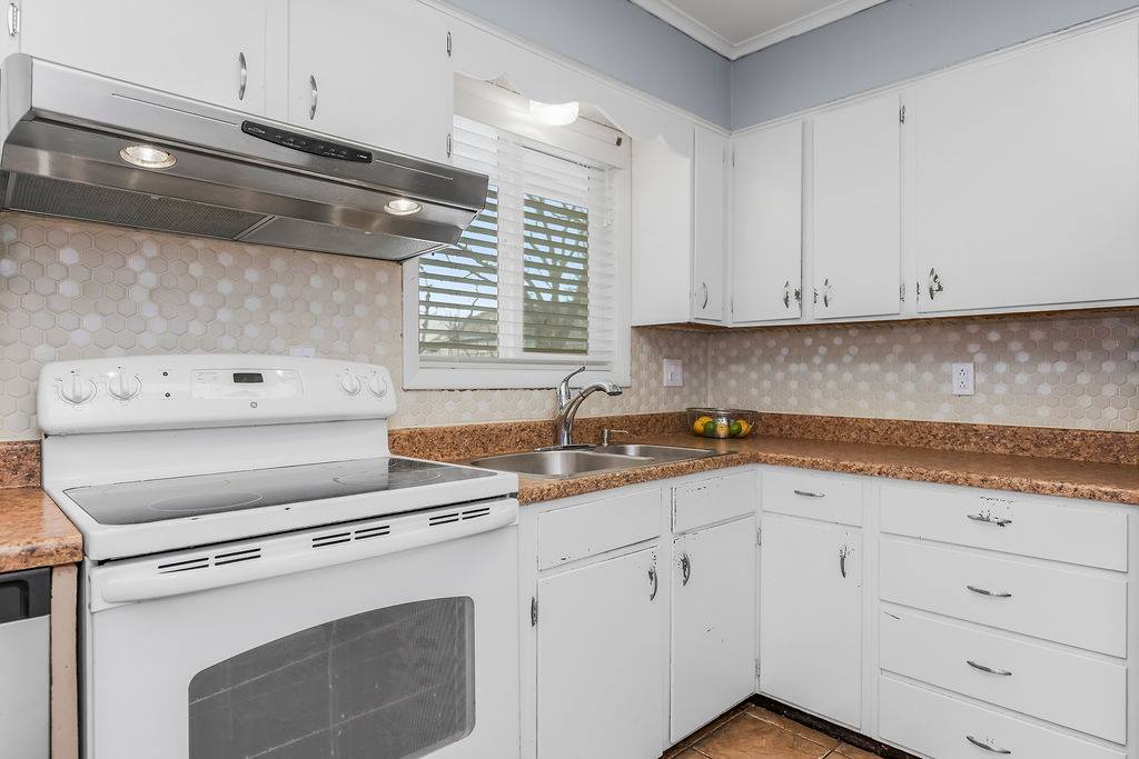 4542 W 50th Street, Roeland Park, KS 66205