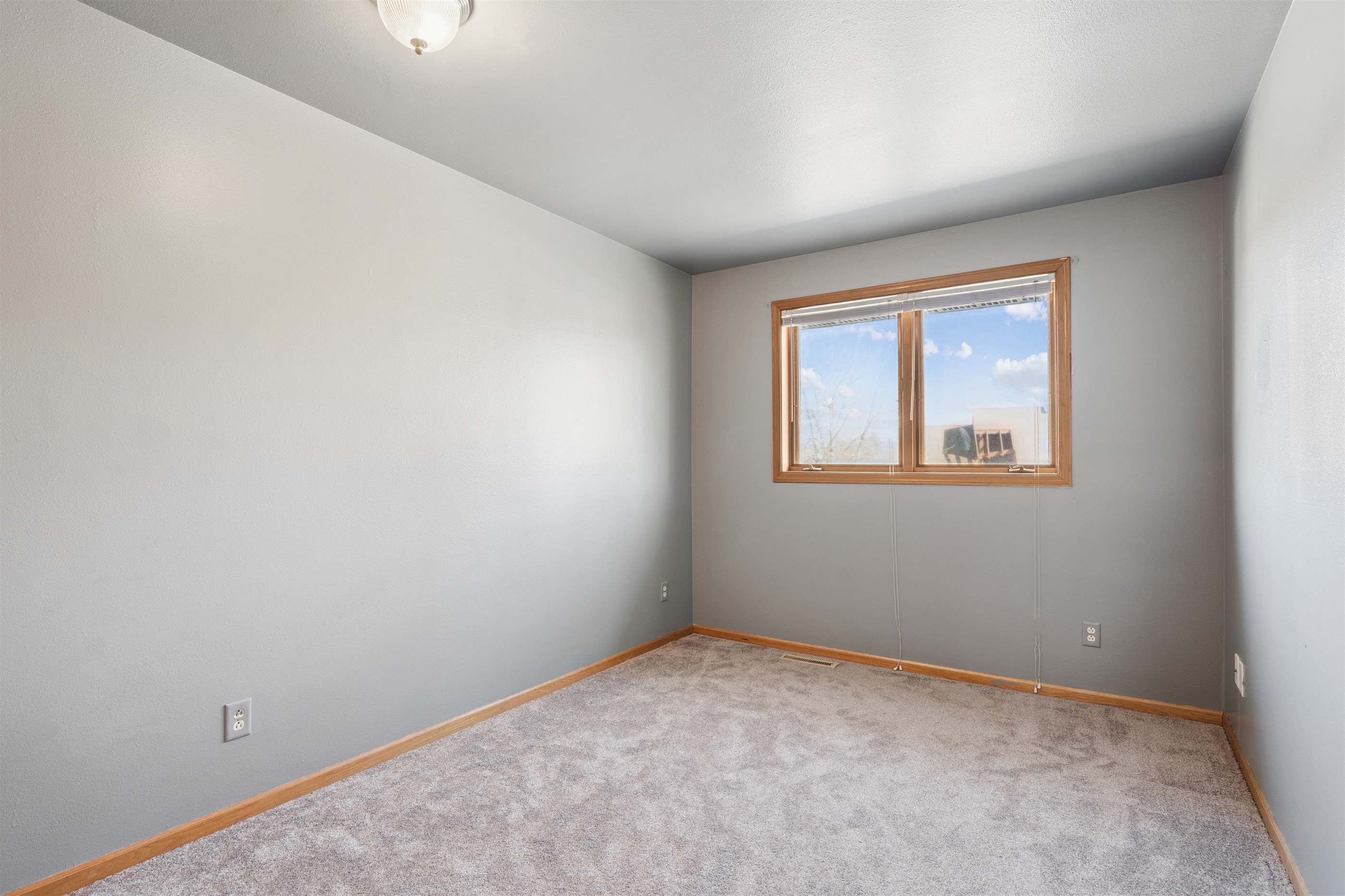 1627 Gryn Dr, Iowa City, IA 52246