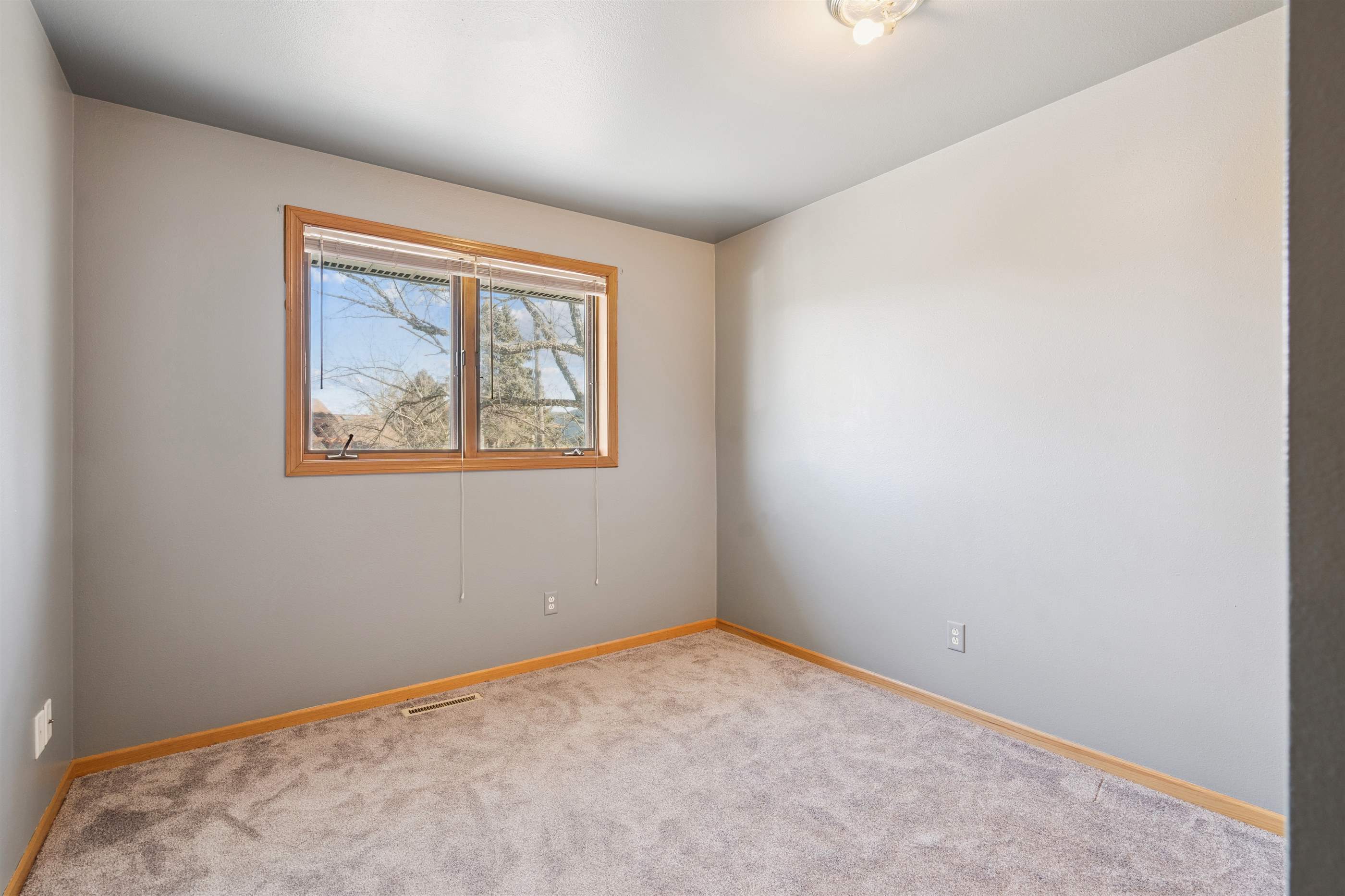 1627 Gryn Dr, Iowa City, IA 52246