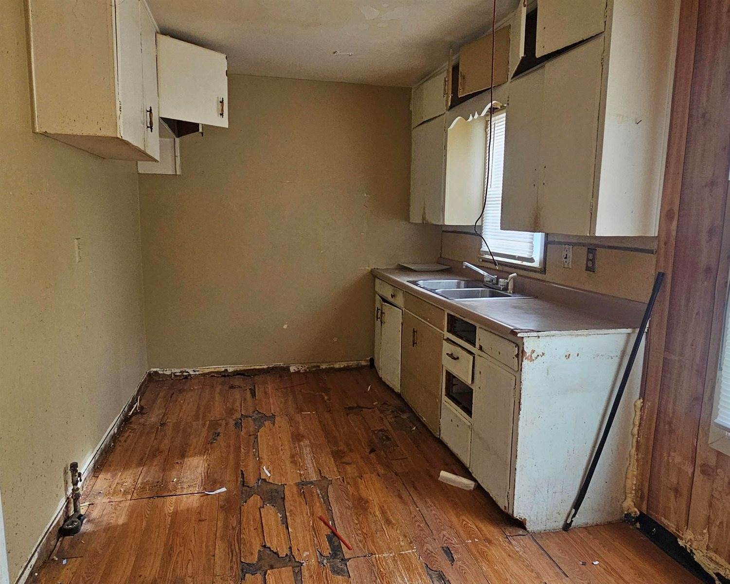 2421 East 22nd ST N, Wichita, KS 67219