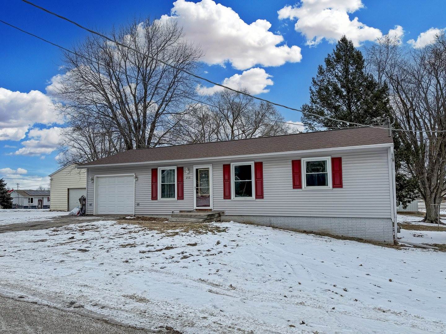 215 Baird Street, Dakota, IL 61018