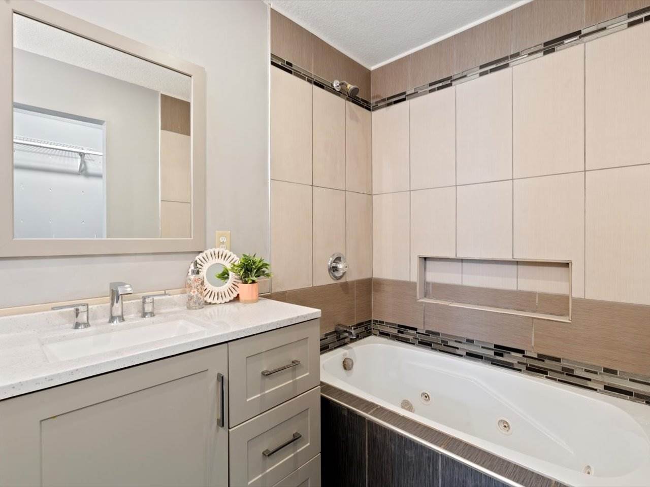 24784 Valley Drive, Pleasant Valley, IA 52767