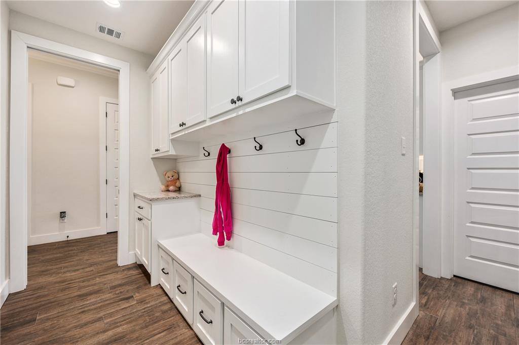 2715 Portland Avenue, College Station, TX 77845