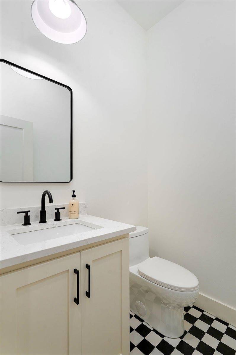 1702 East Cobblestone Drive, Ozark, MO 65721