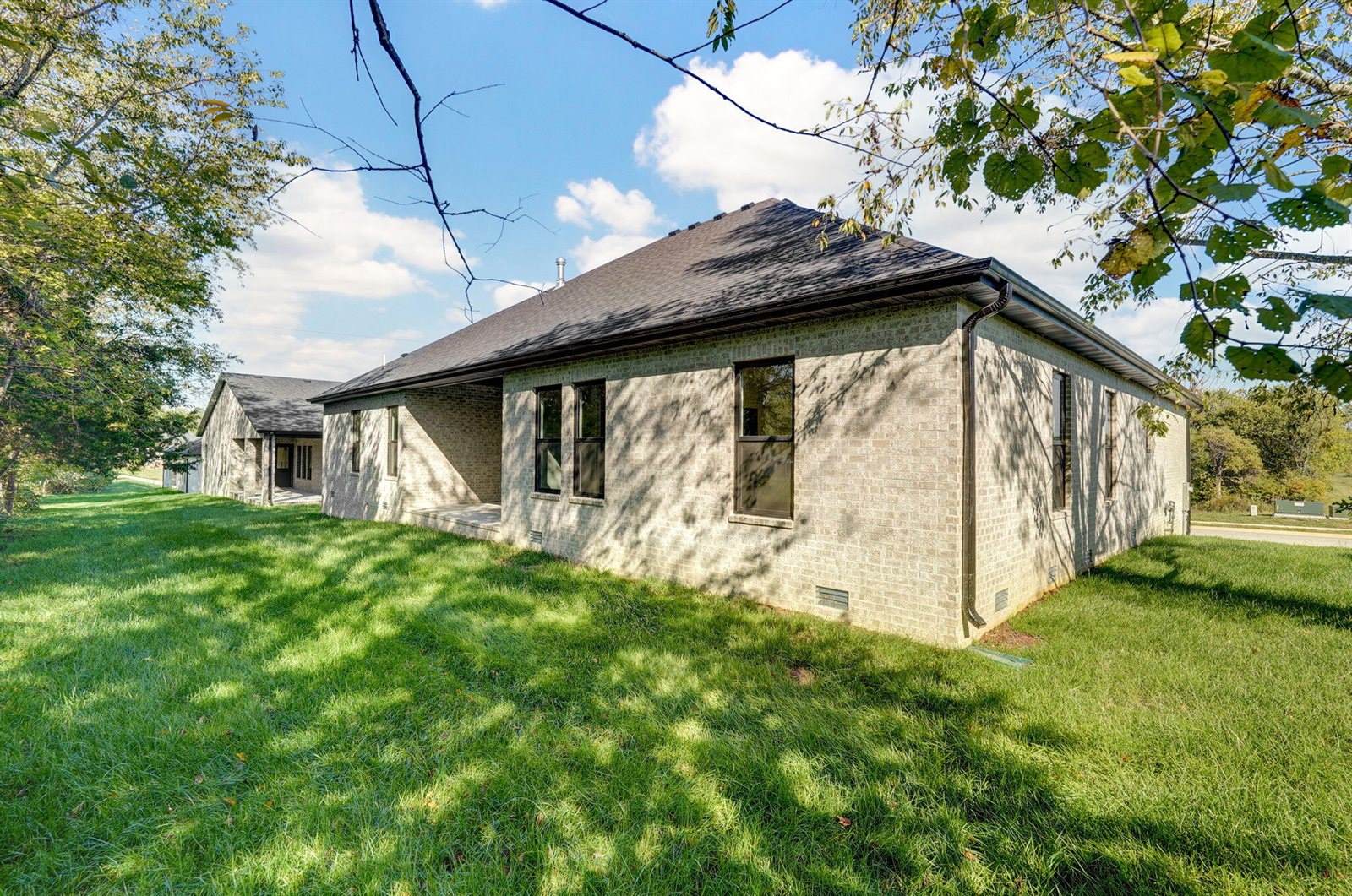 1702 East Cobblestone Drive, Ozark, MO 65721