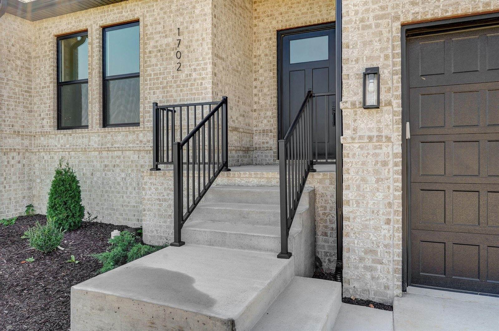 1702 East Cobblestone Drive, Ozark, MO 65721