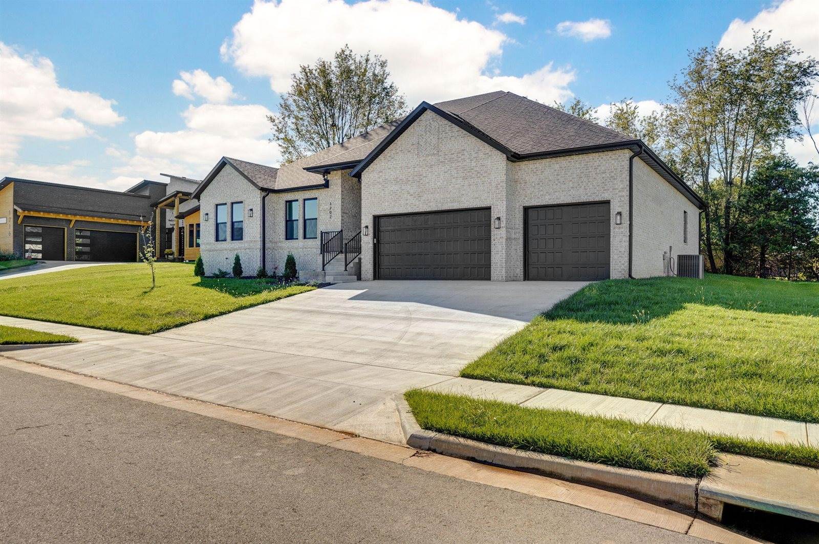 1702 East Cobblestone Drive, Ozark, MO 65721