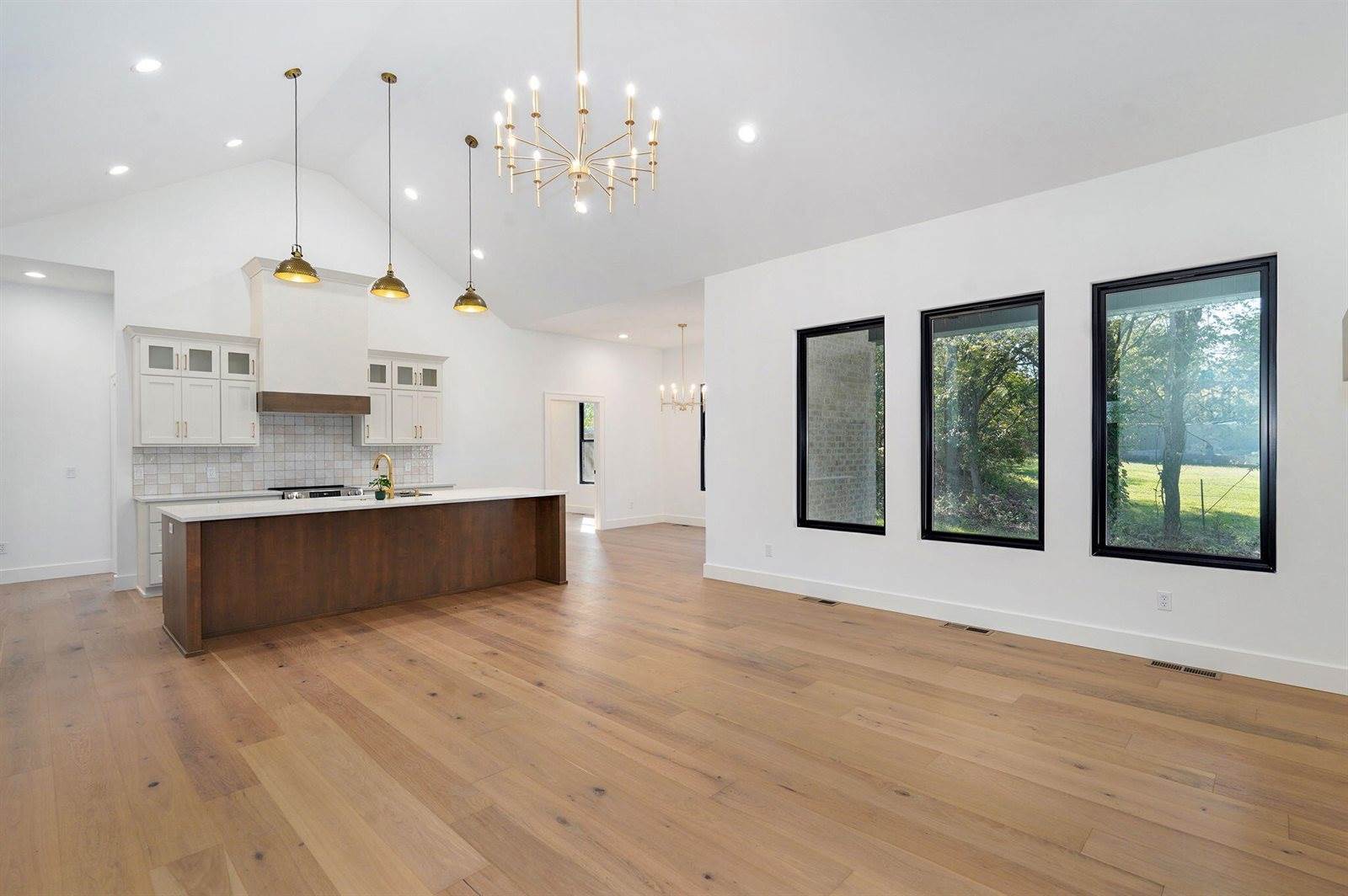 1702 East Cobblestone Drive, Ozark, MO 65721