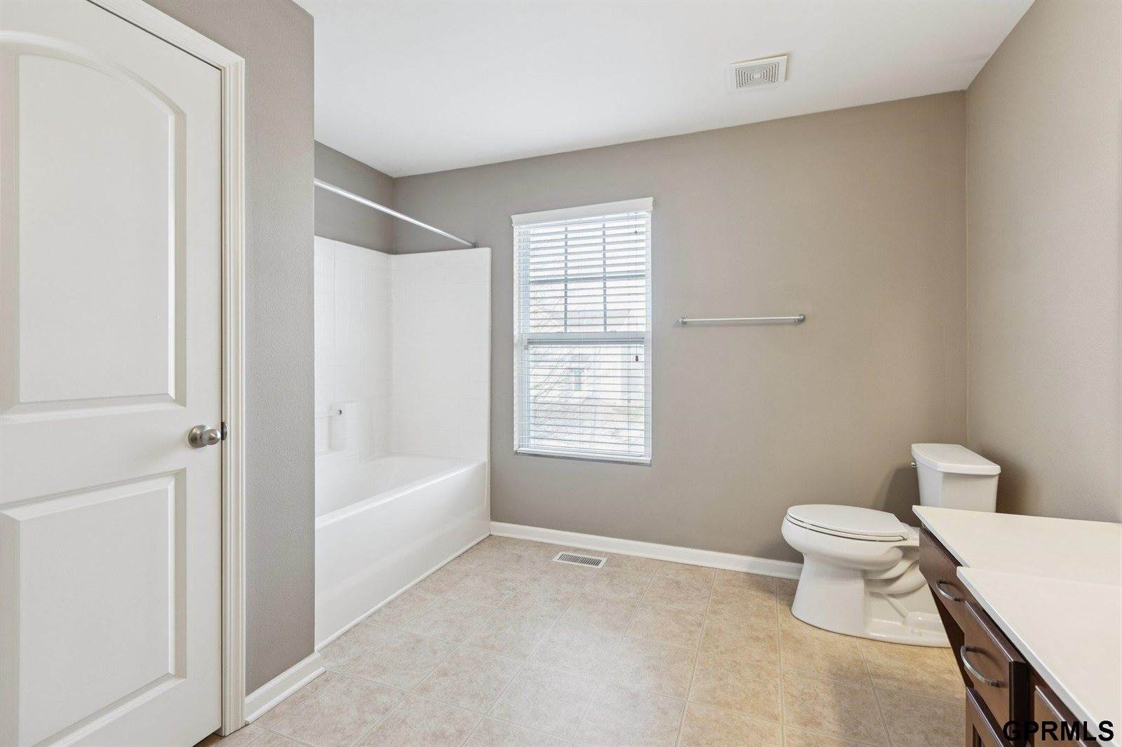 8721 Wyoming Street, Omaha, NE 68122