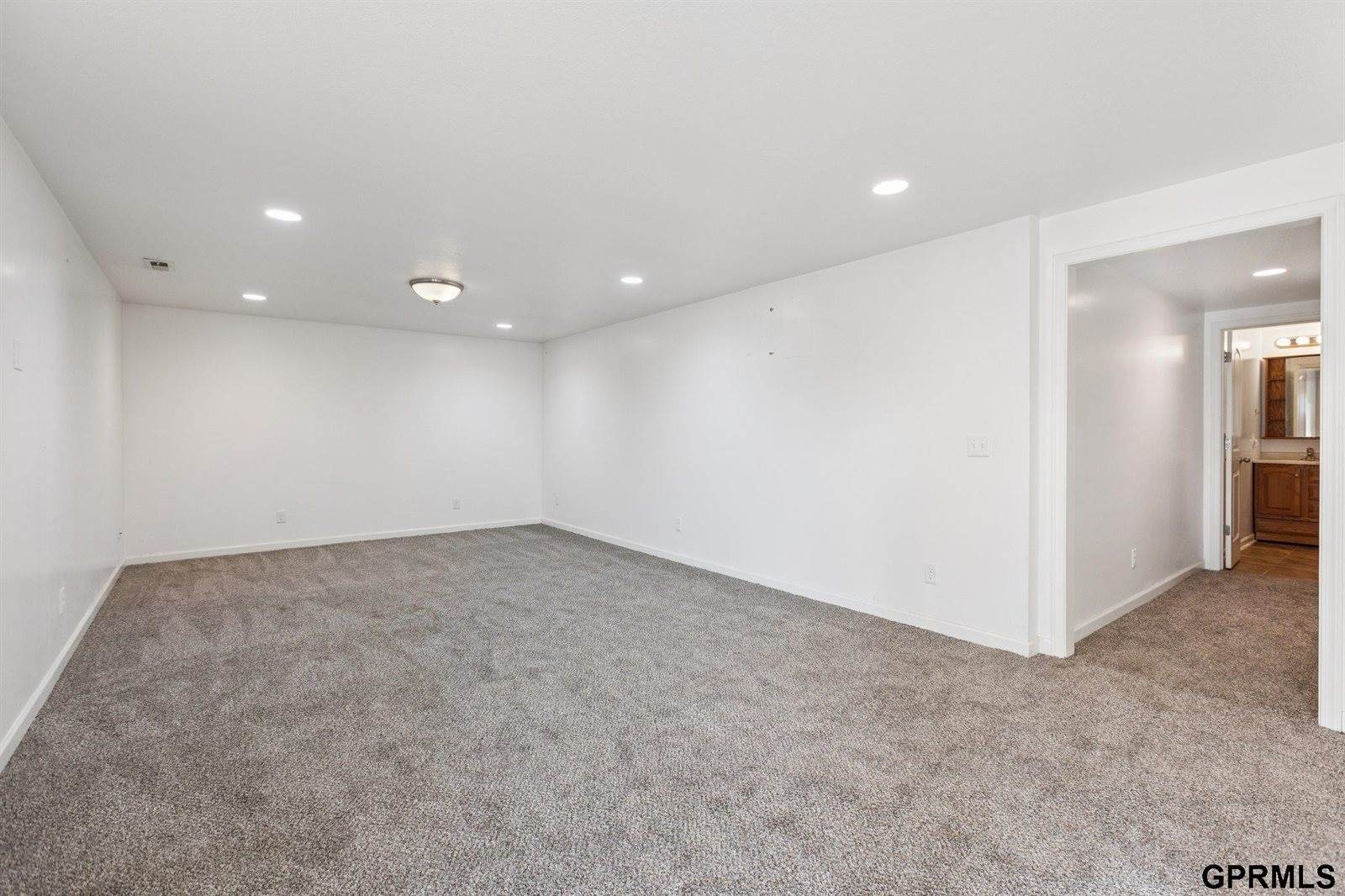 8721 Wyoming Street, Omaha, NE 68122