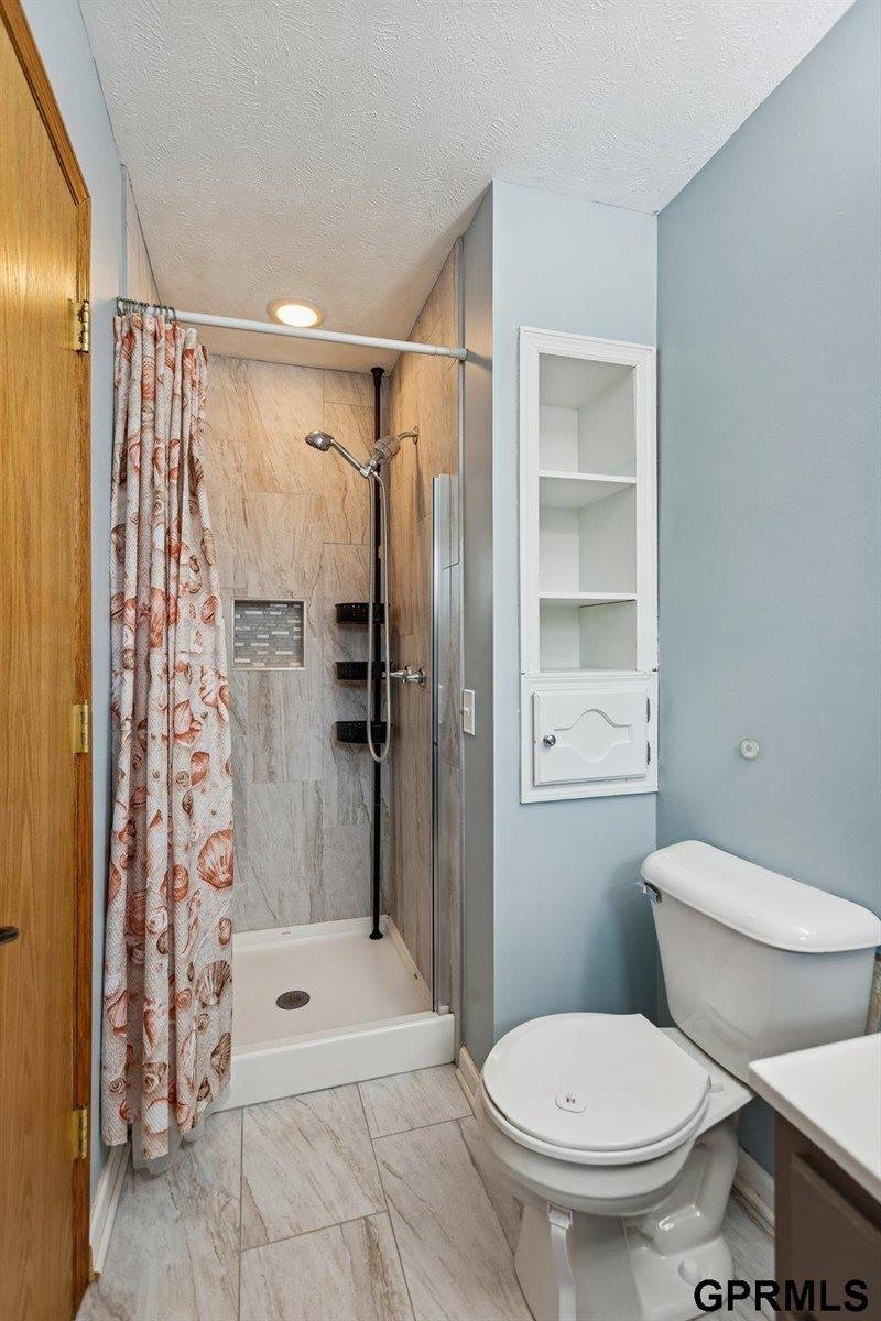 13809 X Circle, Omaha, NE 68137