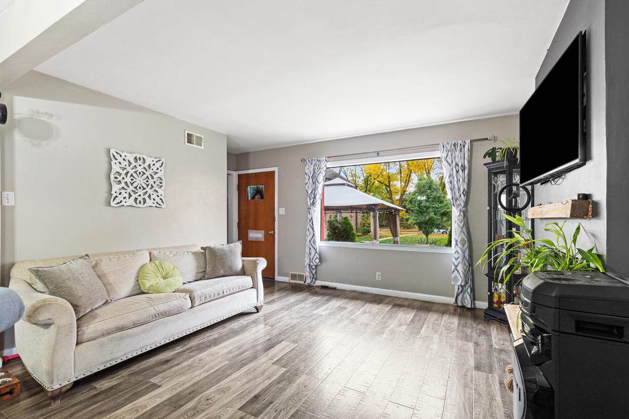 2352 S 79th STREET, West Allis, WI 53219