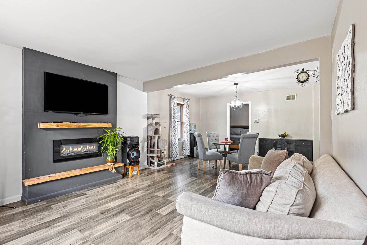 2352 S 79th STREET, West Allis, WI 53219