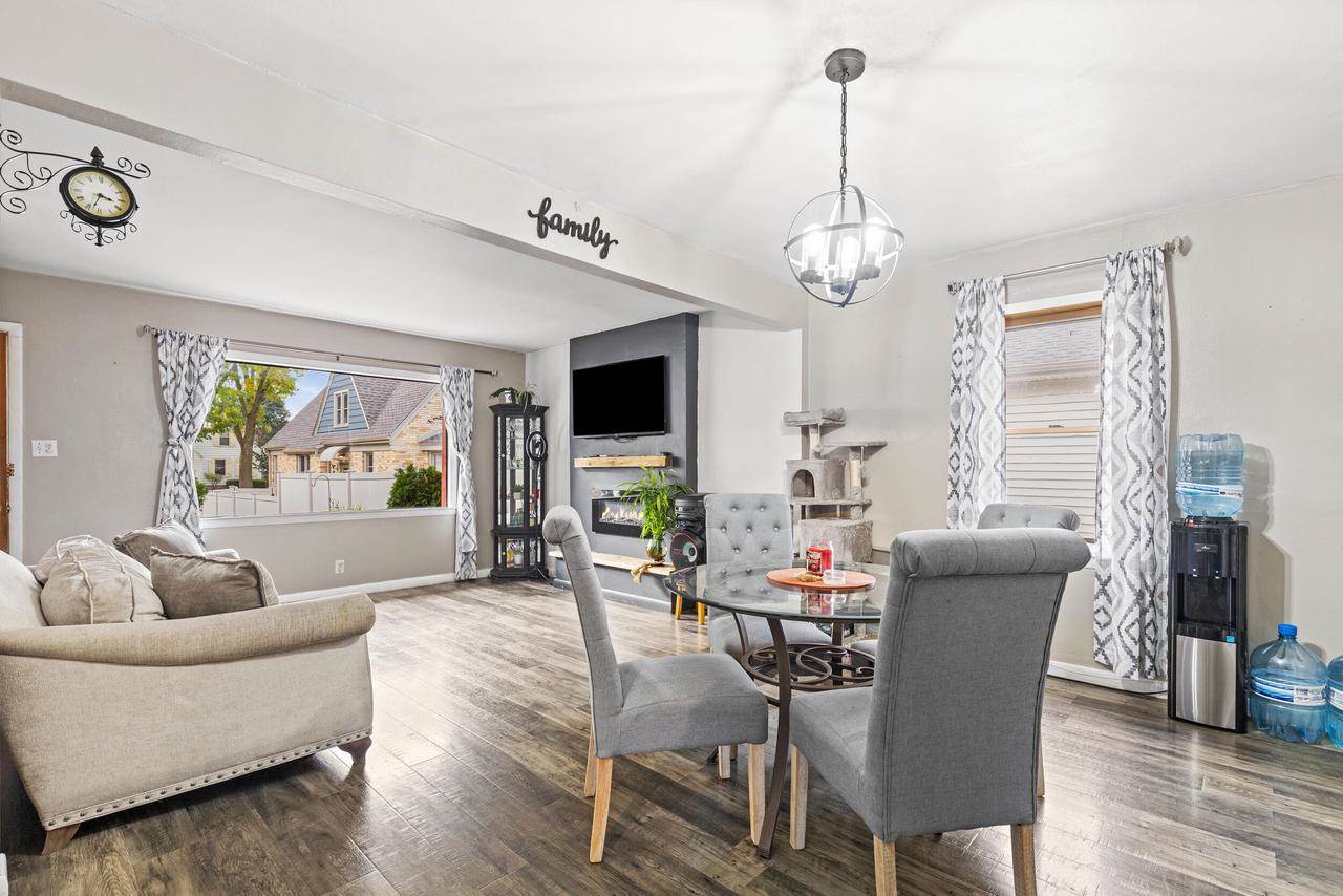 2352 S 79th STREET, West Allis, WI 53219