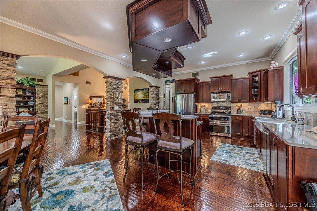 720 Via Del Lago Drive, Sunrise Beach, MO 65079