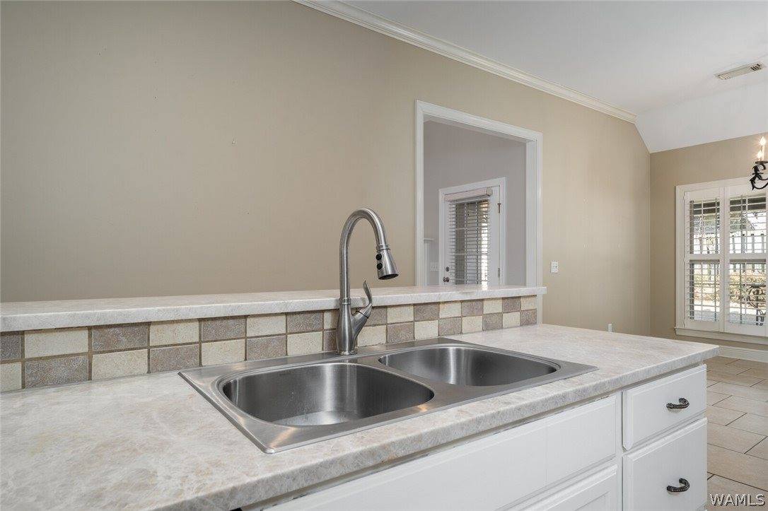 702 Greenbriar Drive, Northport, AL 35473