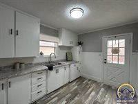 1725 SW Sims AVE, Topeka, KS 66604