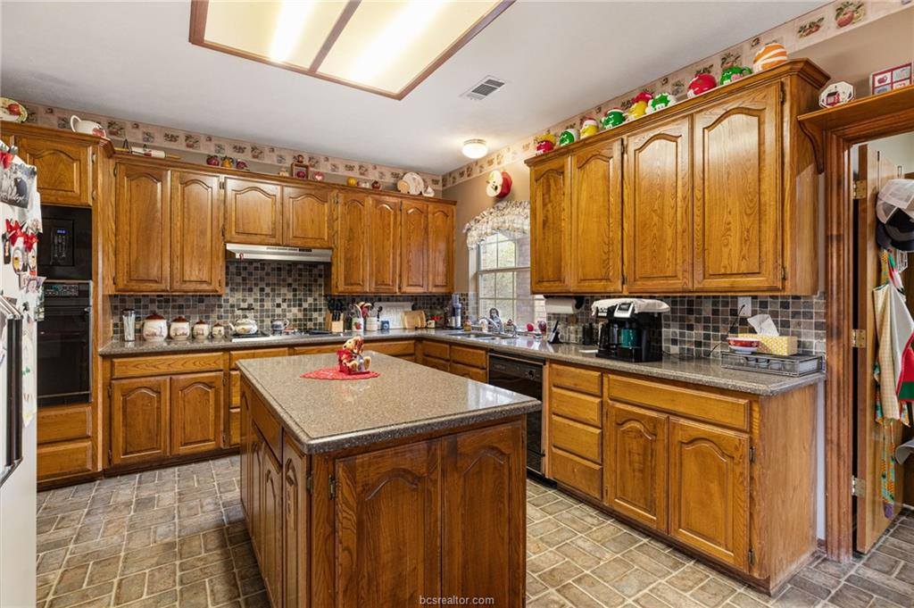 9 Sammy Snead Drive, Hilltop Lakes, TX 77871