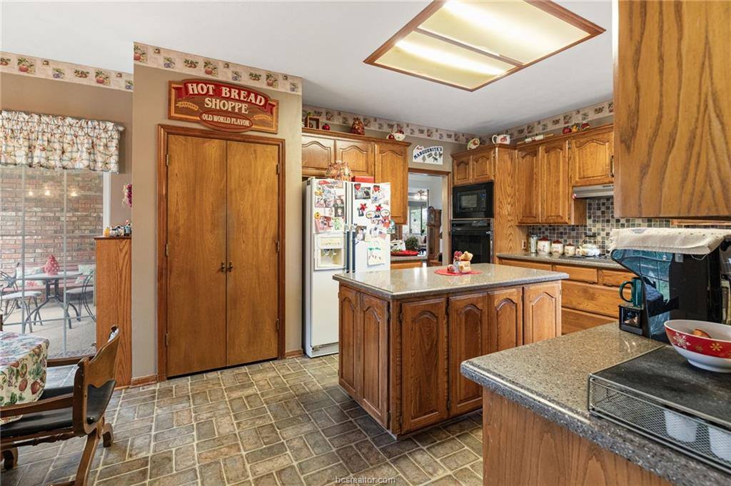 9 Sammy Snead Drive, Hilltop Lakes, TX 77871