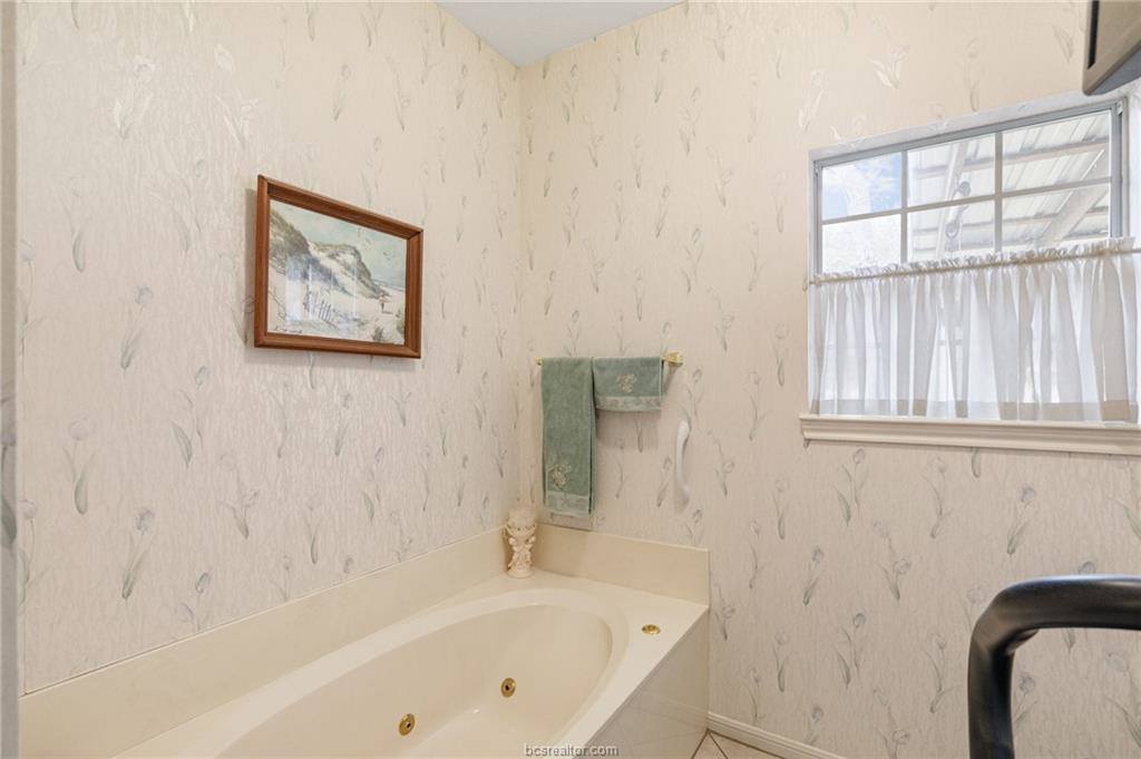 9 Sammy Snead Drive, Hilltop Lakes, TX 77871