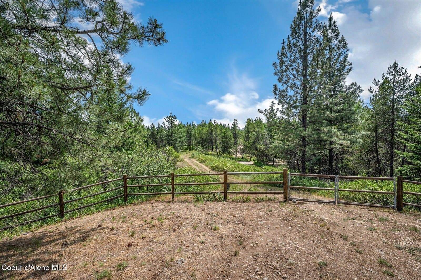 9067 West Coeur D Alene Dr, Spirit Lake, ID 83869